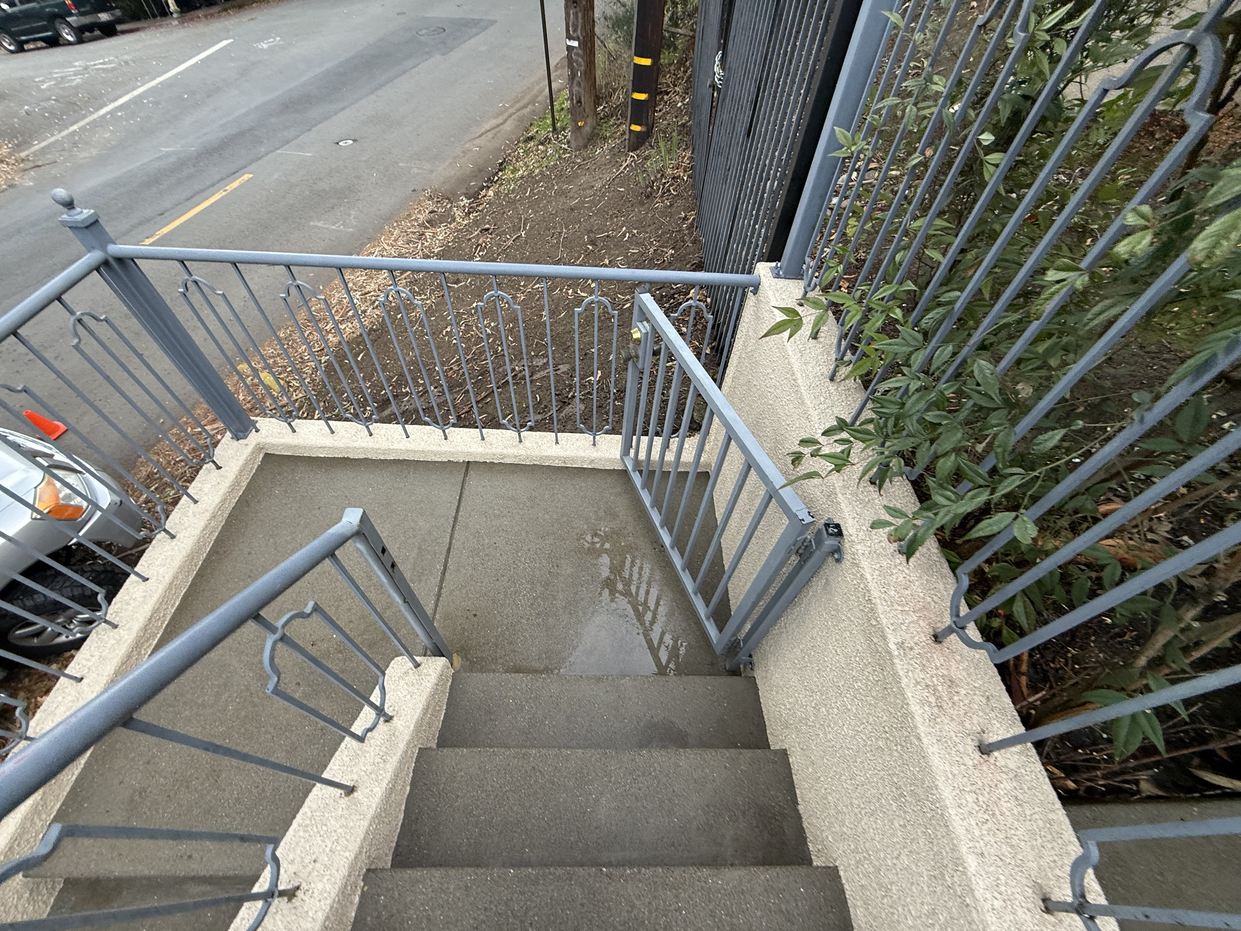 After — Oakland Hills house siding clean, algae fully removed
